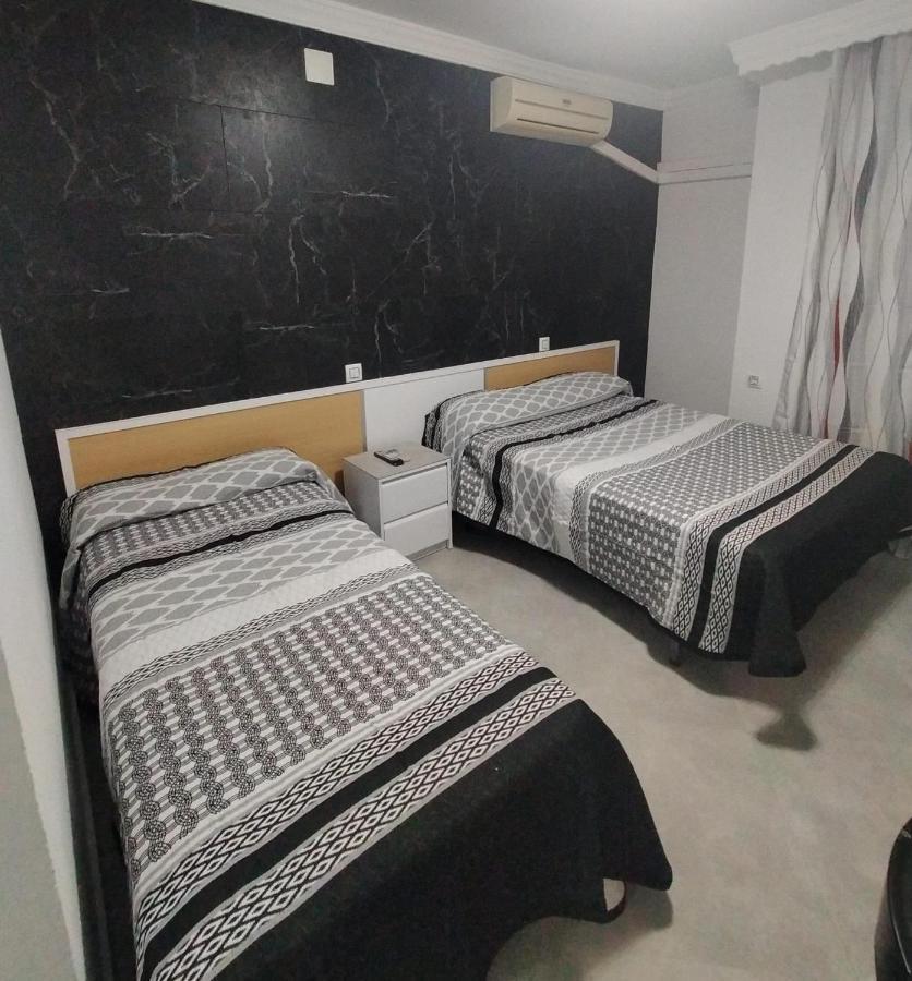 Hostal La Campana La Línea de la Concepción エクステリア 写真