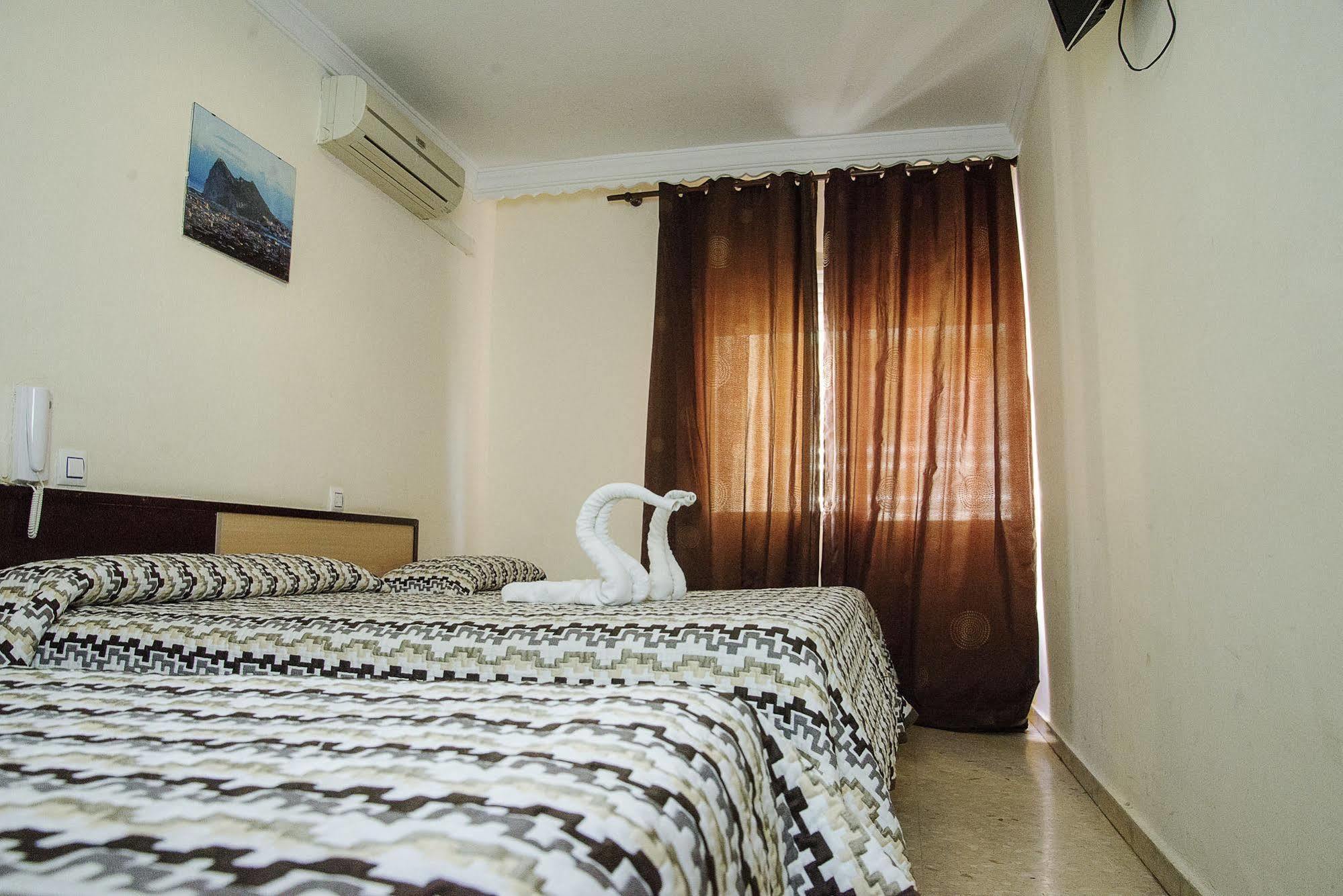 Hostal La Campana La Línea de la Concepción エクステリア 写真