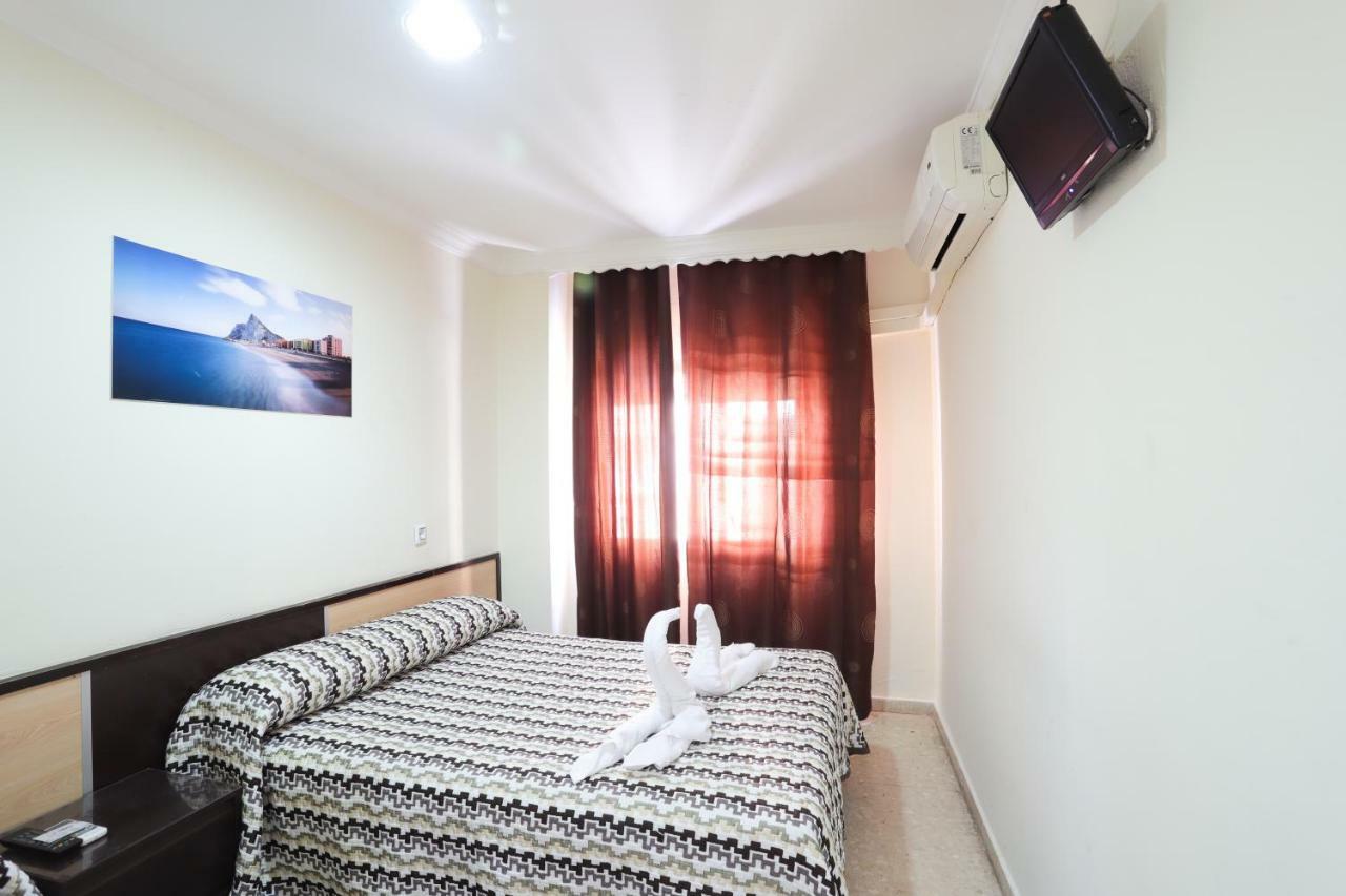 Hostal La Campana La Línea de la Concepción エクステリア 写真